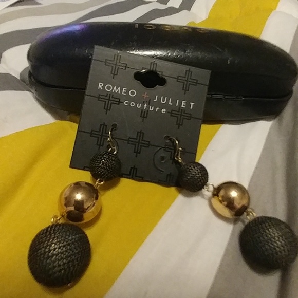 Earrings - Picture 1 of 3
